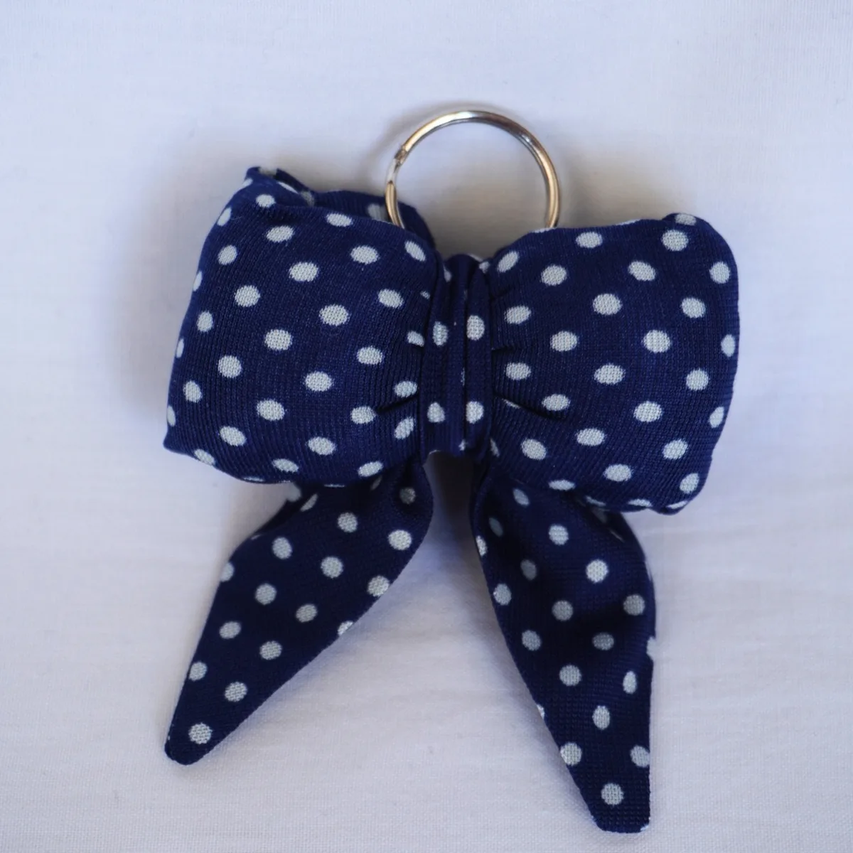Le noeud - pois bleus